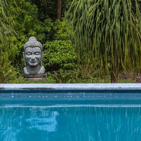 Saffronstays Aura, Alibaug - Luxury Pool Villa With A Game Room And Spacious Lawn 알리바그 외부 사진