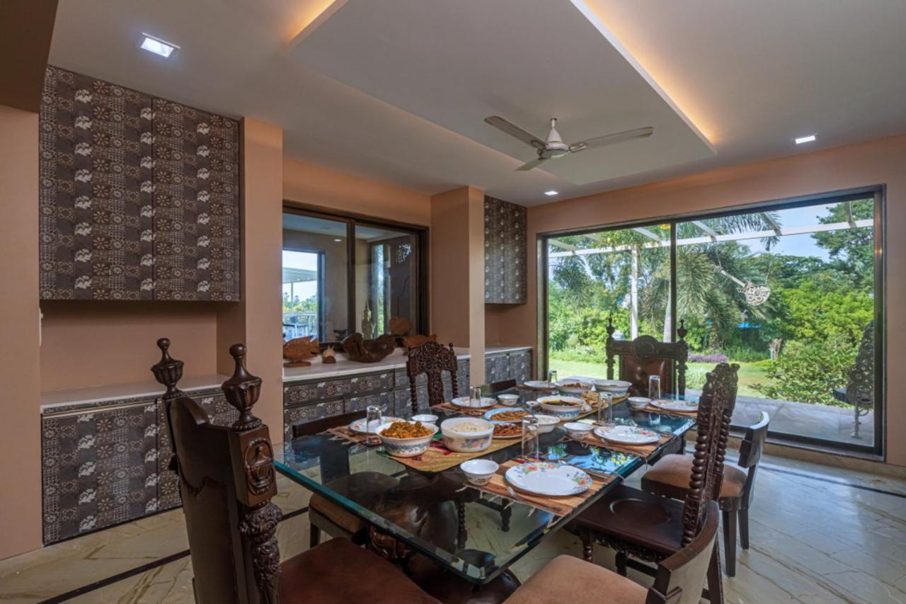 Saffronstays Aura, Alibaug - Luxury Pool Villa With A Game Room And Spacious Lawn 알리바그 외부 사진