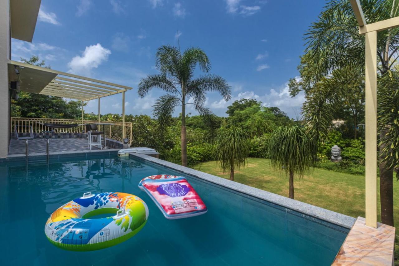 Saffronstays Aura, Alibaug - Luxury Pool Villa With A Game Room And Spacious Lawn 알리바그 외부 사진