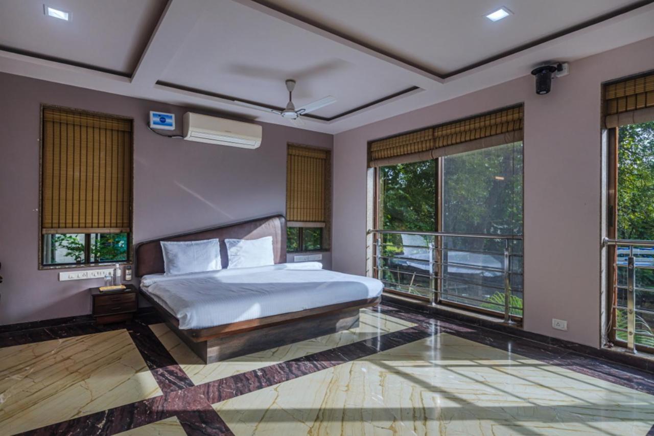 Saffronstays Aura, Alibaug - Luxury Pool Villa With A Game Room And Spacious Lawn 알리바그 외부 사진