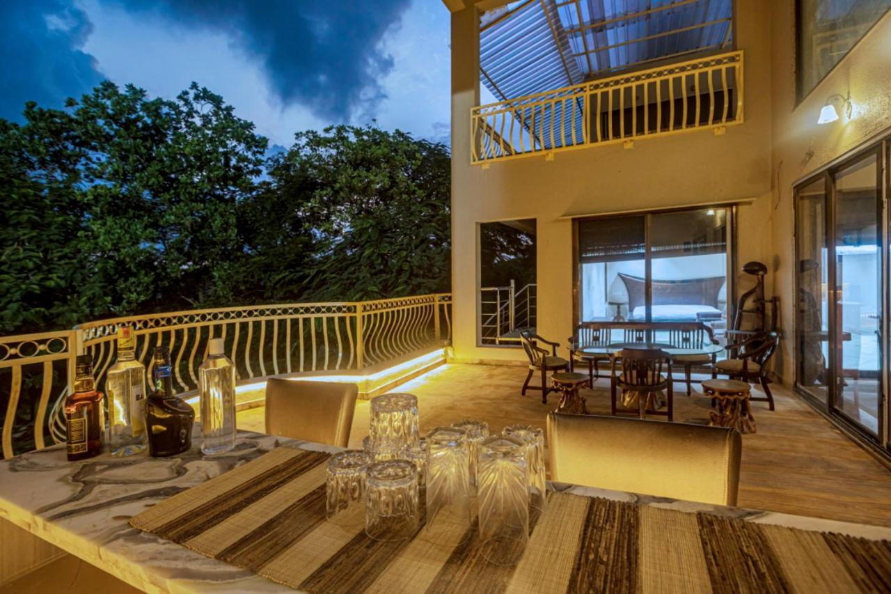 Saffronstays Aura, Alibaug - Luxury Pool Villa With A Game Room And Spacious Lawn 알리바그 외부 사진